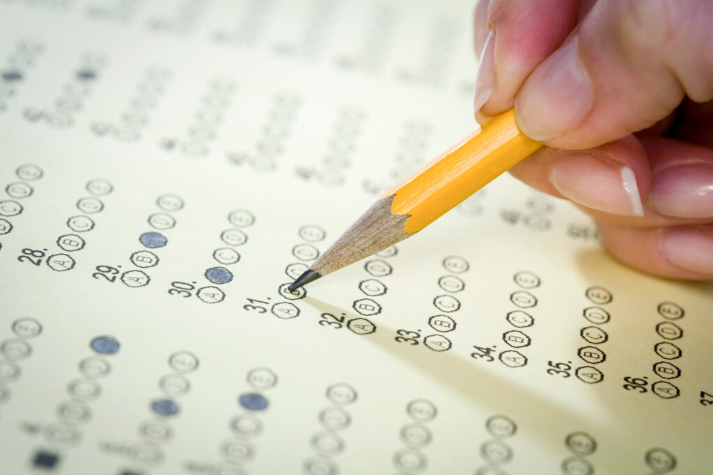 Un étudiant passe un examen SAT sur le papier